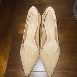 Vivaia Women's Tan Pointed Toe Shoes